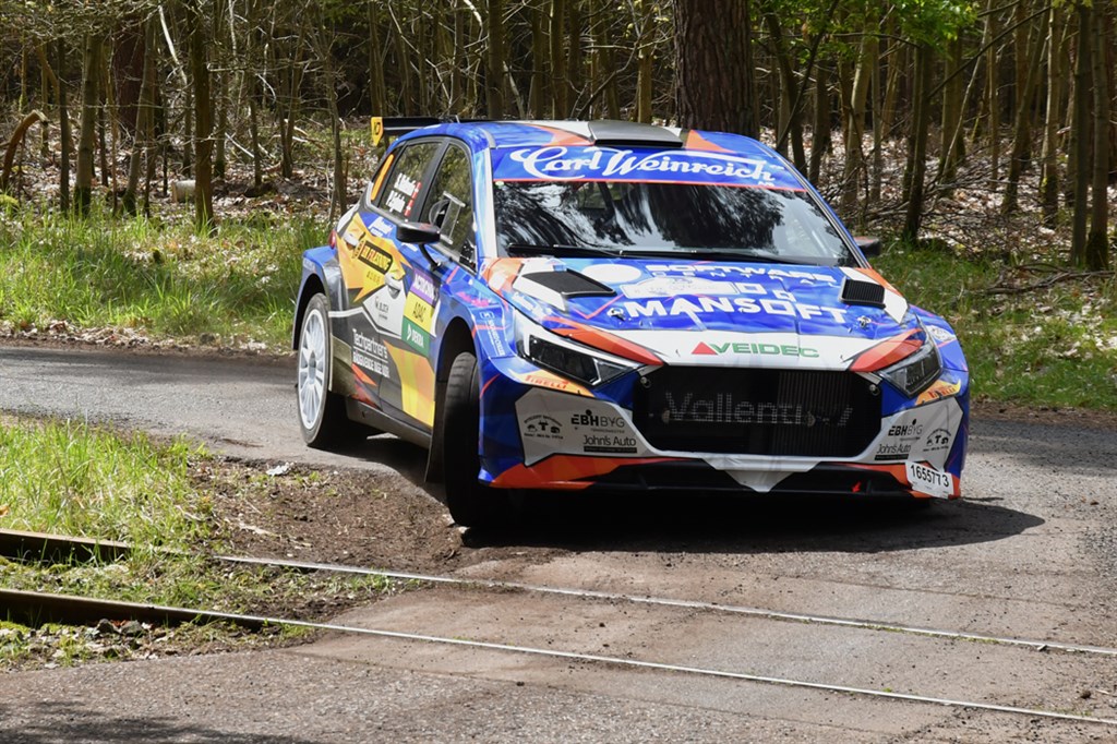 Når det skal gå stærkt, skærer man svingene, men en skarpkantet skinnespor kan tage pusten fra selv det bedste dæk - og gjorde det på flere biler i rallyfeltet.
(Foto: Morten Dam, Specialpressen)
